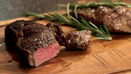 Стейк из мраморной говядины жареный на сковороде гриль