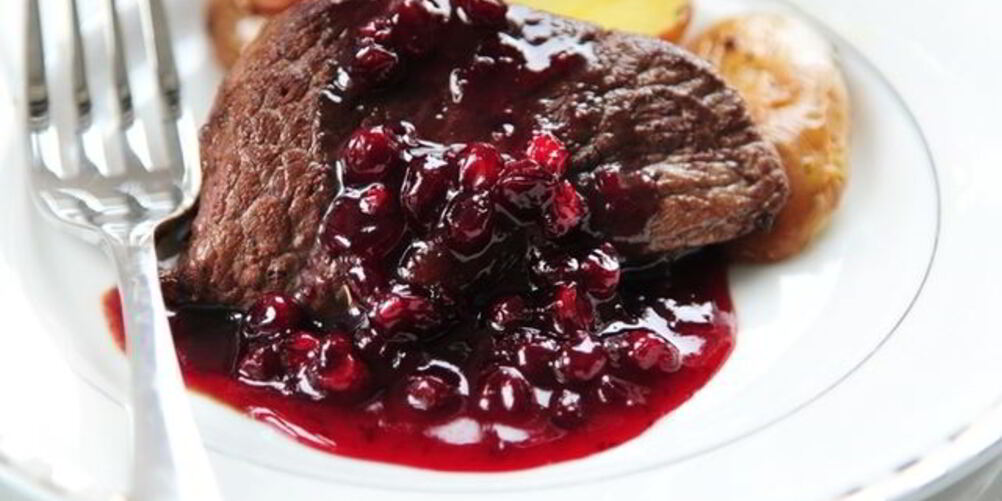 Рецепт стейка из оленины с клюквенным соусом