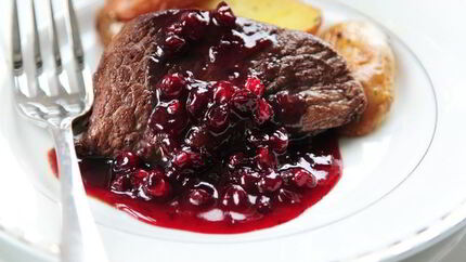 Стейк из оленины с клюквенным соусом