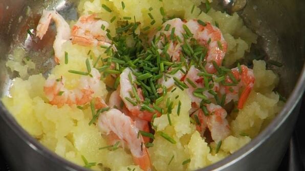 стейк из семги на печеном картофеле с икорным соусом