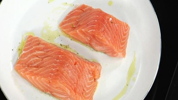 стейк из семги на печеном картофеле с икорным соусом