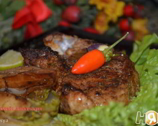 Стейк из свинины с цикорием