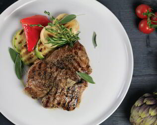 Стейк из свиной шеи в маринаде из бальзамико