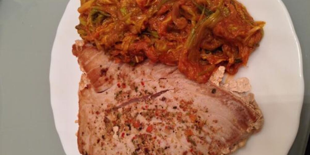 Рецепт стейка из тунца с черемшой