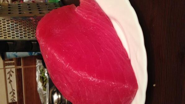 стейк из тунца с черемшой