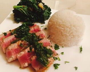 Стейк из тунца с масляным соусом васаби