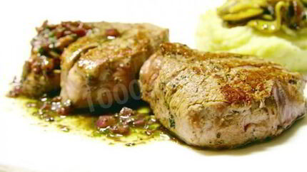 Стейк с красным соусом