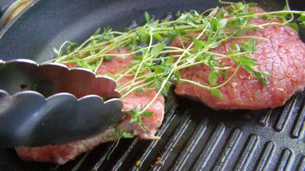 стейк с кровью из говядины