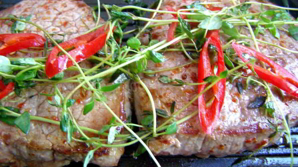 стейк с кровью из говядины