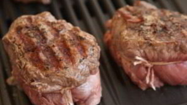 стейк с кровью