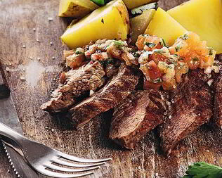 Стейк с соусом и печеным картофелем