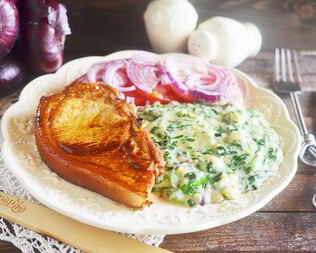 Стейк с томатным салатом и сливочным шпинатом