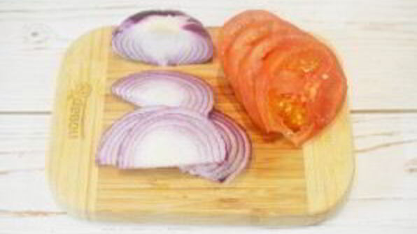 стейк с томатным салатом и сливочным шпинатом