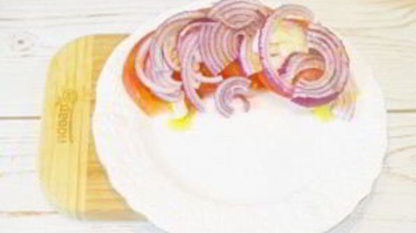 стейк с томатным салатом и сливочным шпинатом