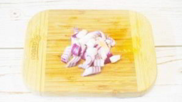 стейк с томатным салатом и сливочным шпинатом