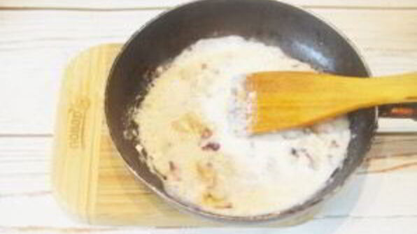 стейк с томатным салатом и сливочным шпинатом