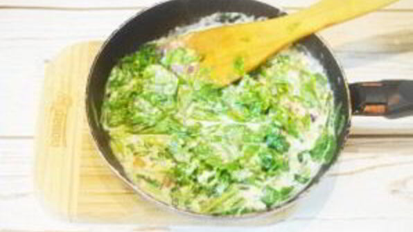 стейк с томатным салатом и сливочным шпинатом