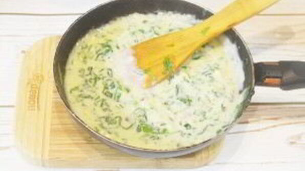 стейк с томатным салатом и сливочным шпинатом