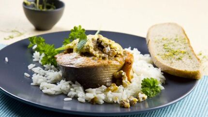 Стейки из горбуши с начинкой из грибов