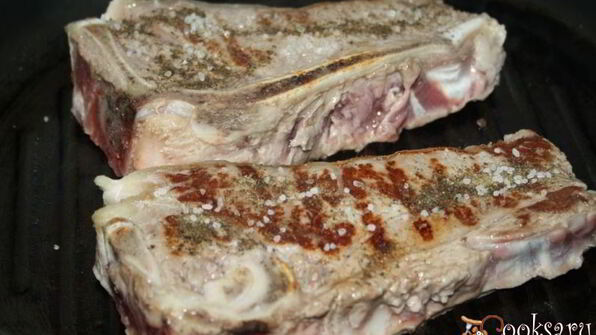 стейки из говядины на косточке со сливочным маслом