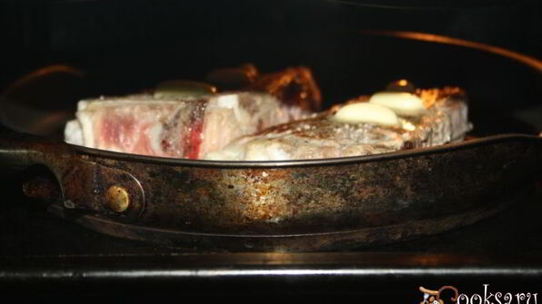 стейки из говядины на косточке со сливочным маслом