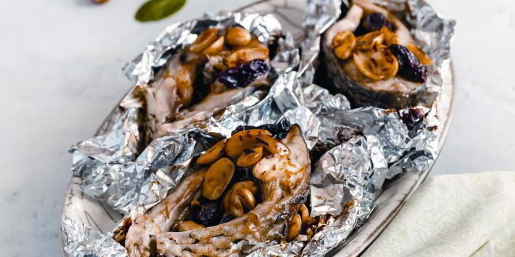 Рецепт стейков из карпа с изюмом и миндалем