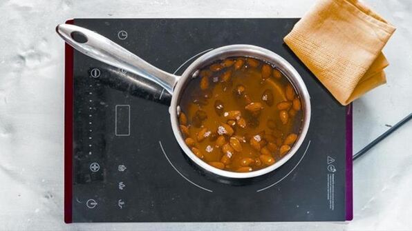 стейки из карпа с изюмом и миндалем