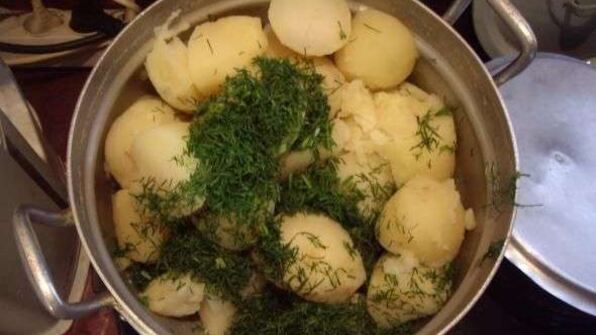 стейки на решетке и картошка-трясучка