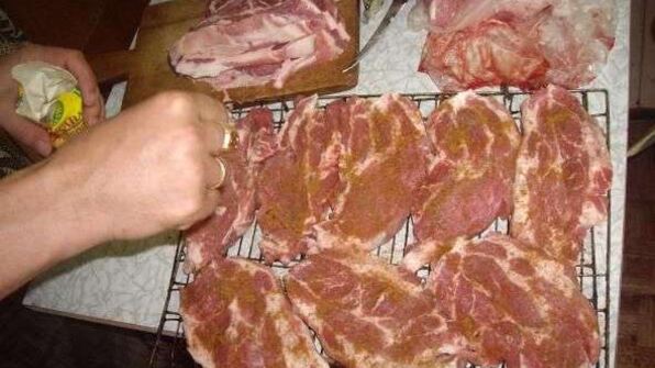 стейки на решетке и картошка-трясучка