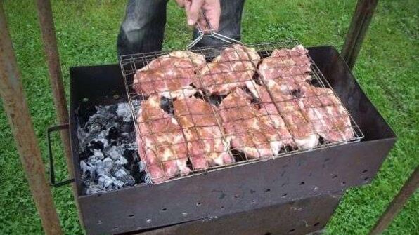 стейки на решетке и картошка-трясучка