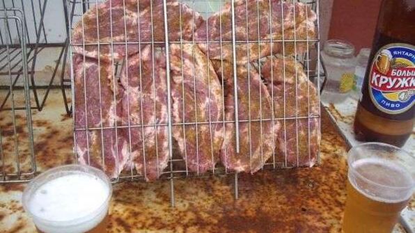 стейки на решетке и картошка-трясучка