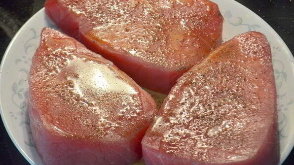 стейки тунца с лимонным маслом и черным перцем