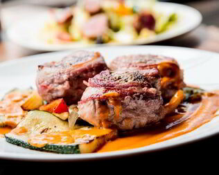 Свиные стейки в бархатном соусе