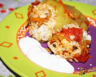 Фаршированные перцы и тефтели со свининой, курицей и кабачком