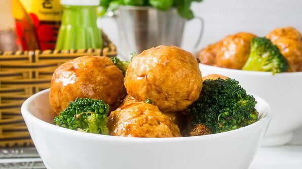 куриные тефтели с брокколи в китайском стиле