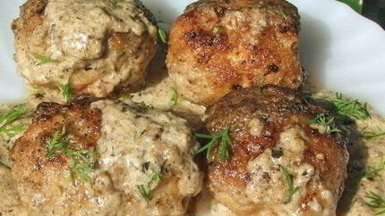 Мясные тефтели с рисом в сливочном соусе