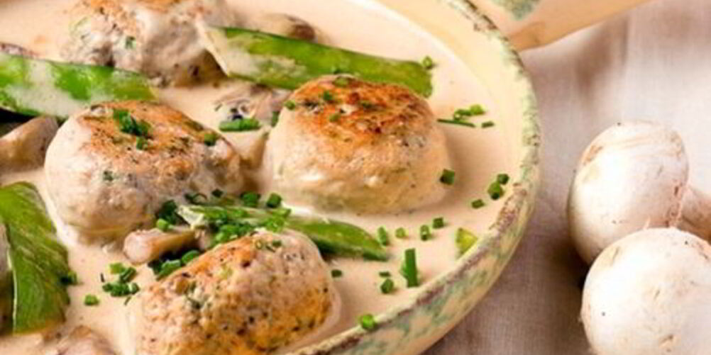 Рецепт мясных тефтелей в грибном соусе
