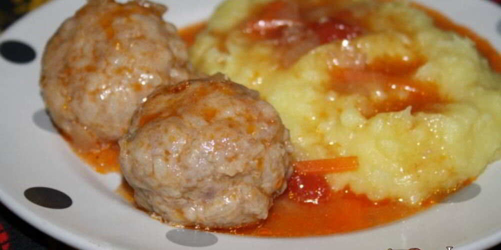 Рецепт нежных домашних тефтелей в томатной подливе