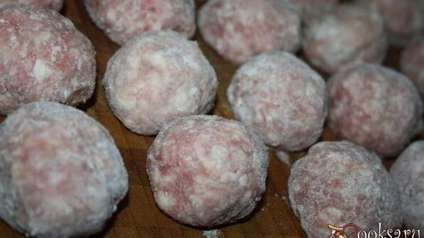 нежные домашние тефтели в томатной подливе