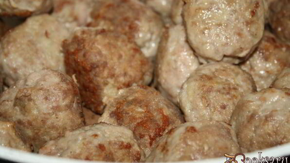 нежные домашние тефтели в томатной подливе