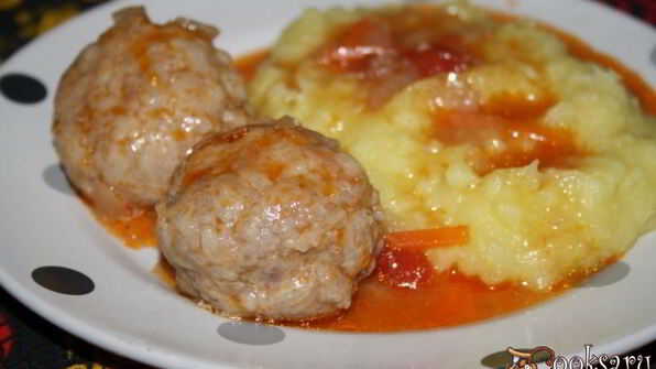 нежные домашние тефтели в томатной подливе