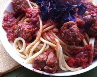 Спагетти болоньезе с тефтелями