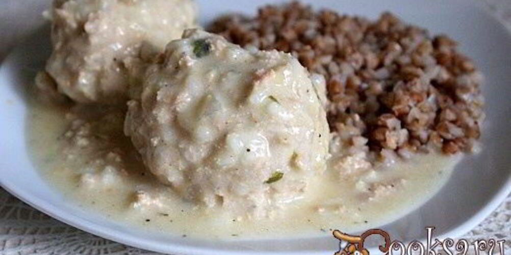 Рецепт тефтелей-ежиков из семги в сметанном соусе