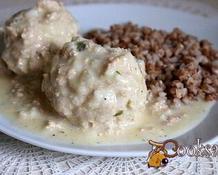 Тефтели-ежики из семги в сметанном соусе