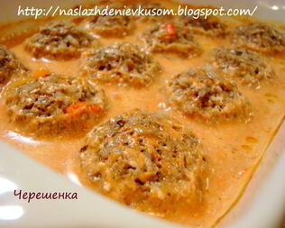 Тефтели с грибами, запеченные в духовке в томатно-сметанном соусе