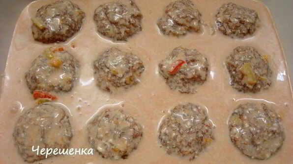 тефтели с грибами, запеченные в духовке в томатно-сметанном соусе