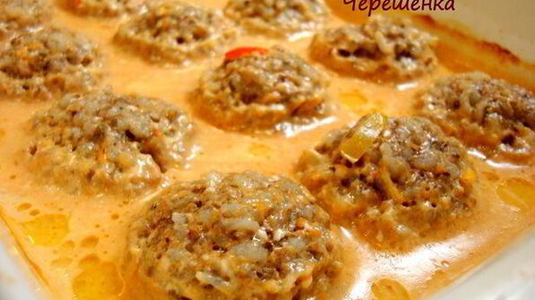 тефтели с грибами, запеченные в духовке в томатно-сметанном соусе