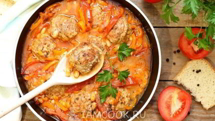 Тефтели в томате с фасолью и перцем