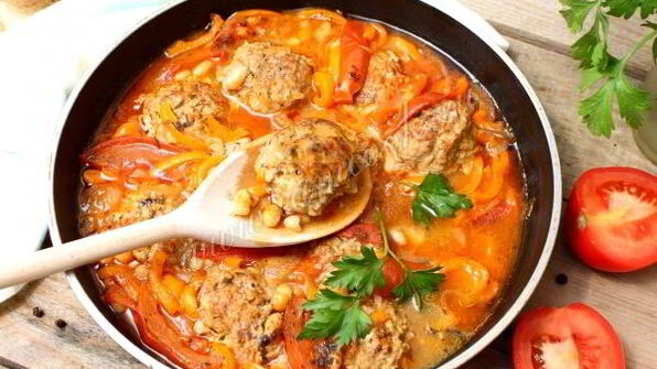 тефтели в томате с фасолью и перцем