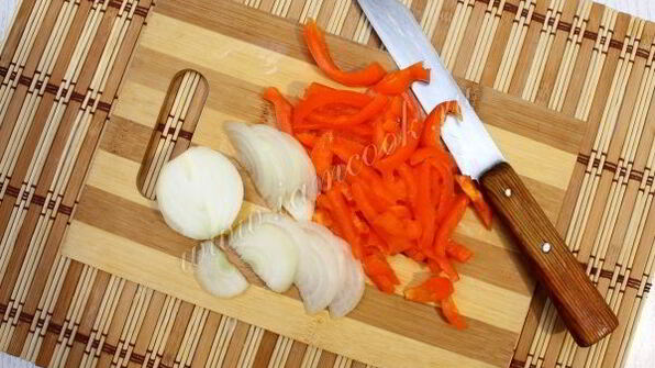 тефтели в томате с фасолью и перцем